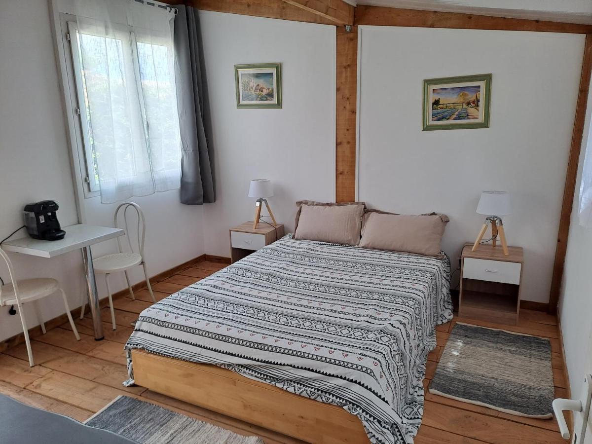 Rognes Chambre Basilic 2P, 2 Nuits Max, Dans Petit Chalet 6Km Du Festival De Piano De La Roque D'Antheron المظهر الخارجي الصورة